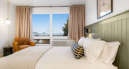 Luxe Studio: Walk to Restaurants and More! 7