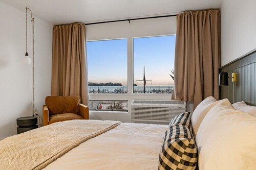 Stylish Stay by Harbor | Walkable Hotspot