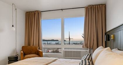 Stylish Stay by Harbor | Walkable Hotspot