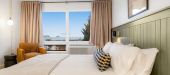 Stylish Stay by Harbor | Walkable Hotspot