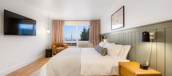Stylish Stay by Harbor | Walkable Hotspot