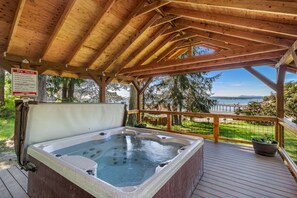 Bañera de hidromasaje al aire libre
