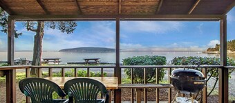 2BR Beachfront Cabin on epic west-facing sand and pebble beach!