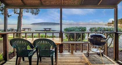 2BR Beachfront Cabin on epic west-facing sand and pebble beach!