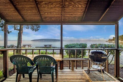 2BR Beachfront Cabin on epic west-facing sand and pebble beach!