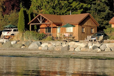 2BR Beachfront Cabin on epic west-facing sand and pebble beach!