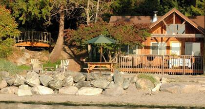2BR Deluxe Beachfront Cabin on walk-out west-facing beach!