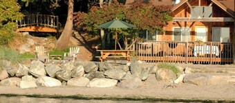 2BR Deluxe Beachfront Cabin on walk-out west-facing beach!