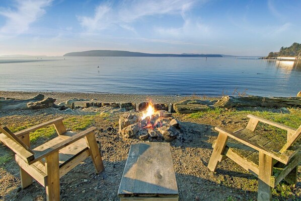 Property grounds - 2BR Cabin on spectacular sand and pebble beach with epic sunsets! (Eastsound)