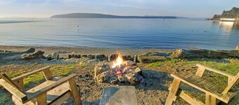 2BR Cabin on spectacular sand and pebble beach with epic sunsets!