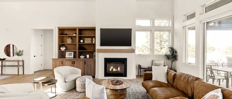 Smart TV, fireplace, ping pong