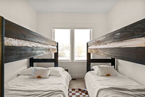 4 chambres, bureau, fer et planche à repasser, lit parapluie