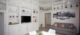 La finestra sul Pincio, Appartamento a due passi dalla stazione e dal porto.