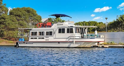 Sunshine Coast Houseboat Holidays