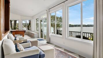 Smart TV, caminetto, studio