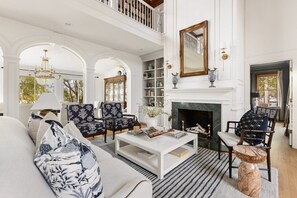 تلفزيون ذكي، مدفأة، مكتب