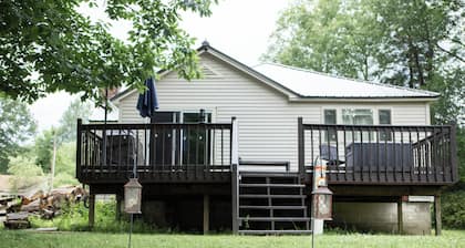 Charming 3-bedroom cottage in Russell with AC, WiFi. Enjoy your stay