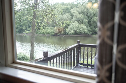 Charming 3-bedroom cottage in Russell with AC, WiFi. Enjoy your stay