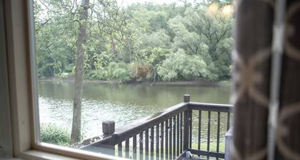 Charming 3-bedroom cottage in Russell with AC, WiFi. Enjoy your stay