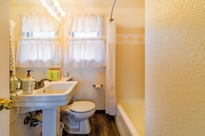 Standard Double Room, Non Smoking | Bathroom | Free toiletries, hair dryer, towels, soap