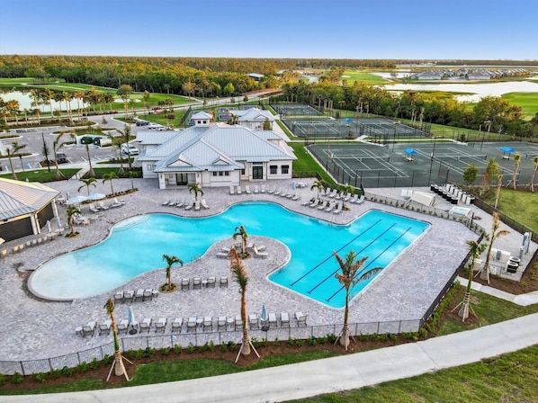 Una piscina al aire libre