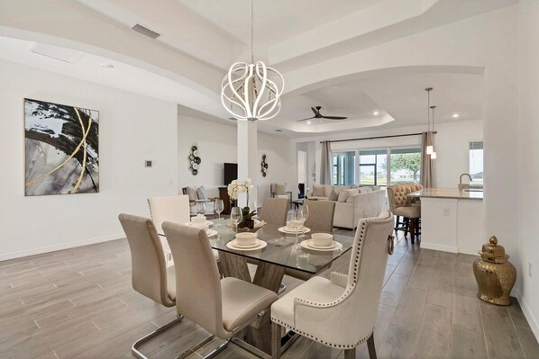 House, Multiple Beds, Pool Access, Golf View (HLB14413) | Dining