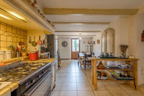 Kjøleskap, mikrobølgeovn, ovn og oppvaskmaskin