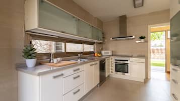 Een koelkast, een magnetron, een oven, een kookplaat