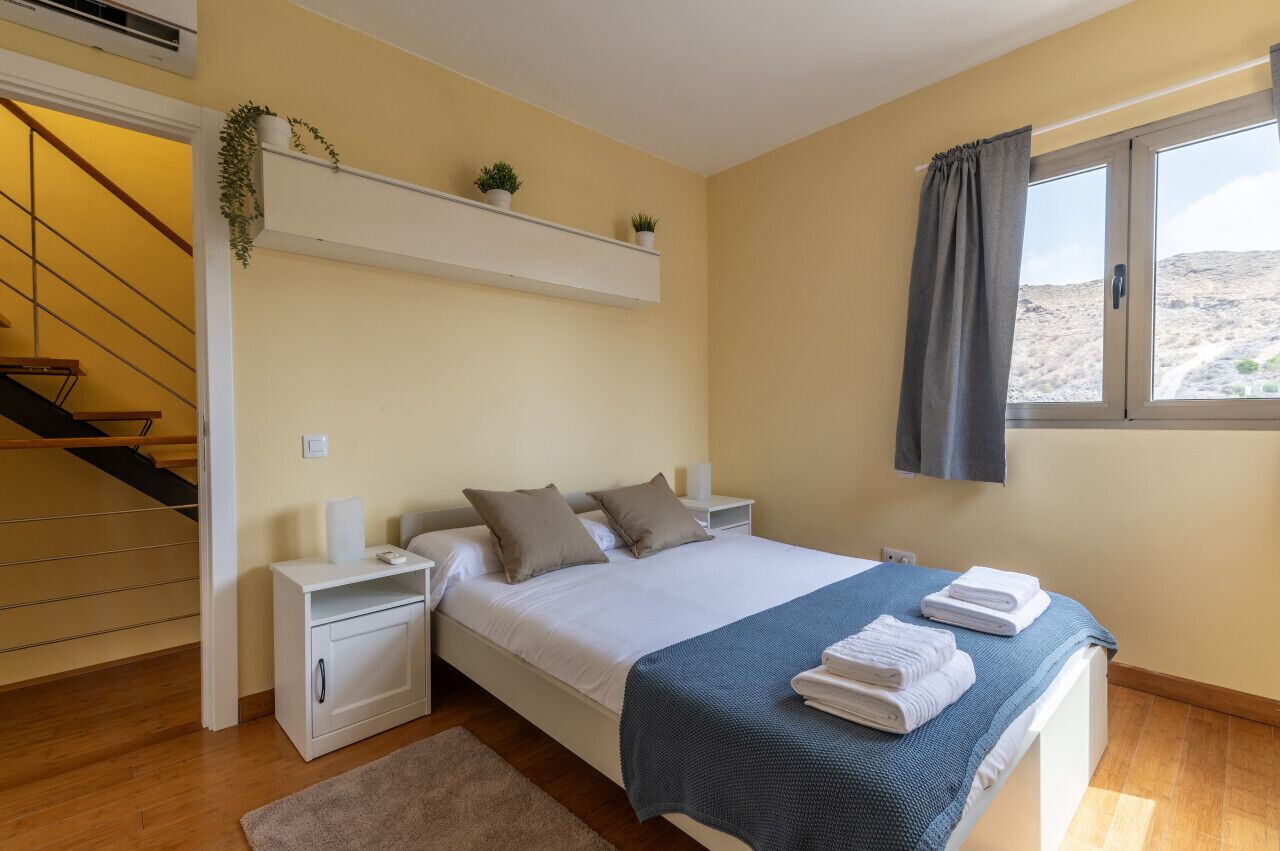 3 slaapkamers, een bureau, een strijkplank/strijkijzer, reisbedje