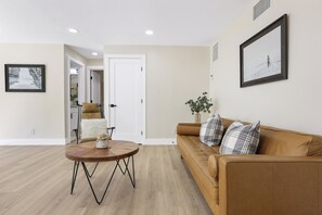 Living area - Gorgeous North Park Space (San Diego)
