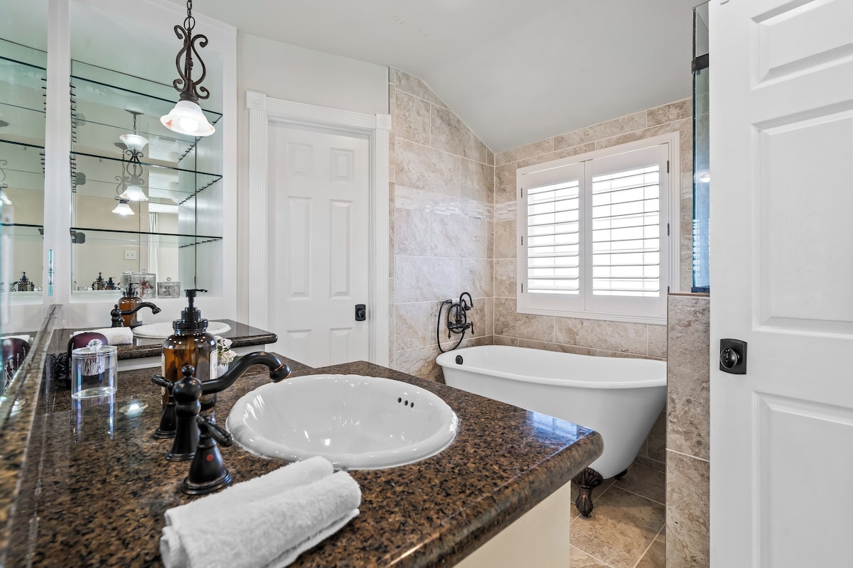 Photo 6 of Spacious Lux 4 BDR Ranch Style Home in Highland Village/River Oaks, 2 King Beds