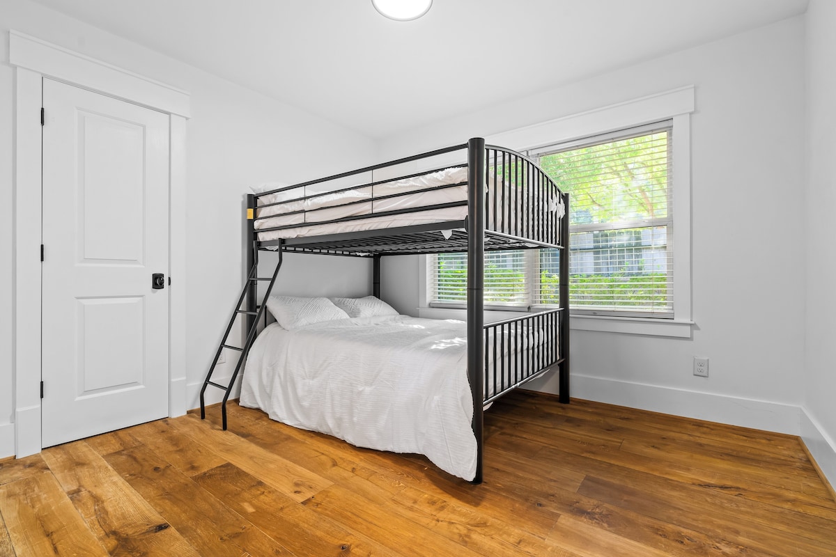 Photo 12 of Spacious Lux 4 BDR Ranch Style Home in Highland Village/River Oaks, 2 King Beds