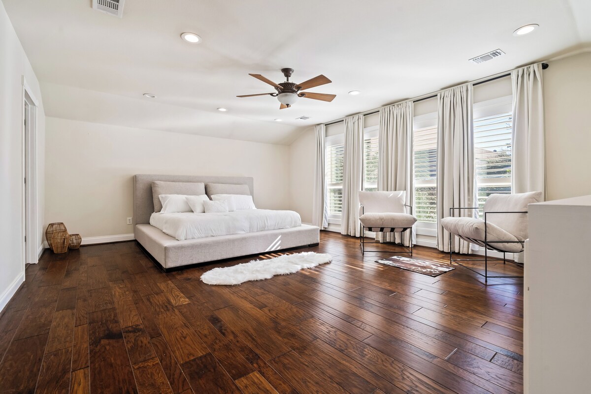 Photo 5 of Spacious Lux 4 BDR Ranch Style Home in Highland Village/River Oaks, 2 King Beds