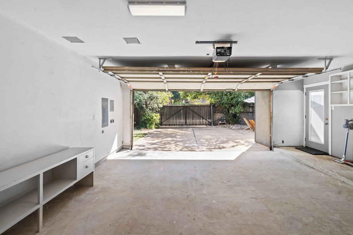 Photo 35 of Spacious Lux 4 BDR Ranch Style Home in Highland Village/River Oaks, 2 King Beds