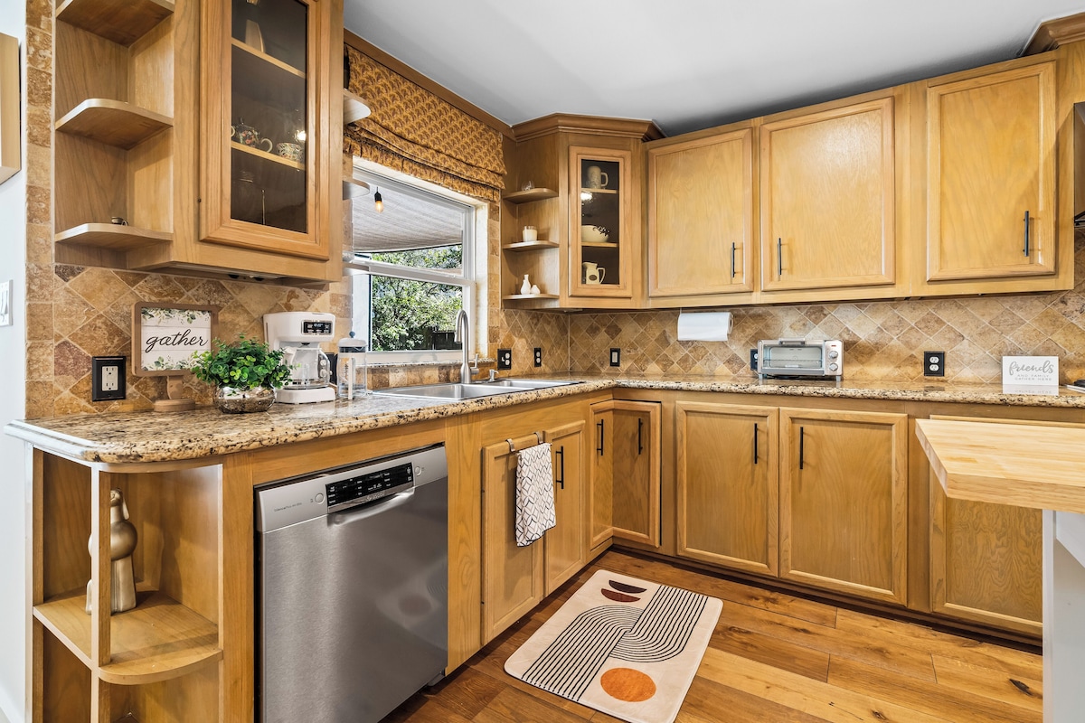 Photo 27 of Spacious Lux 4 BDR Ranch Style Home in Highland Village/River Oaks, 2 King Beds