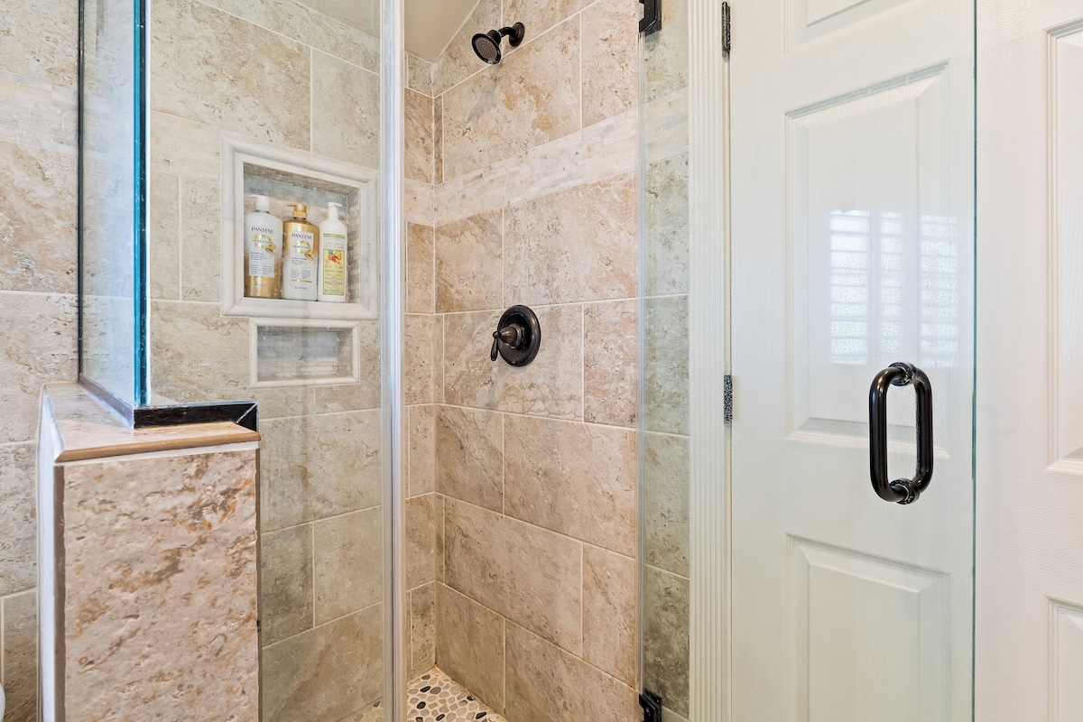 Photo 8 of Spacious Lux 4 BDR Ranch Style Home in Highland Village/River Oaks, 2 King Beds