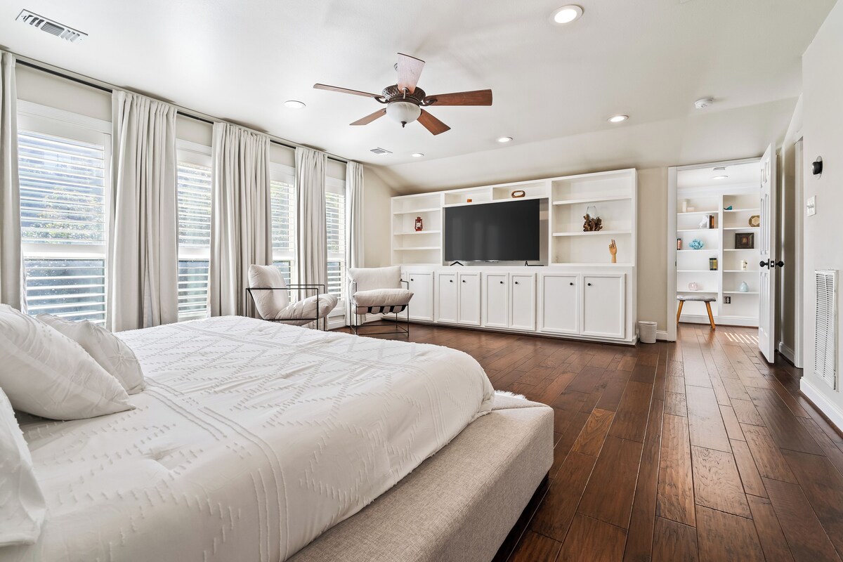Photo 4 of Spacious Lux 4 BDR Ranch Style Home in Highland Village/River Oaks, 2 King Beds