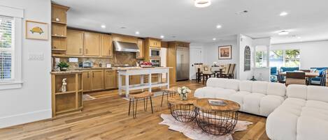 Una Smart TV, una mesa de tenis de mesa