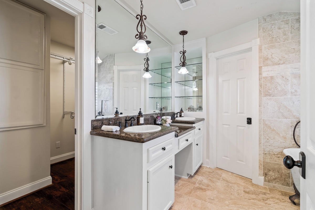 Photo 7 of Spacious Lux 4 BDR Ranch Style Home in Highland Village/River Oaks, 2 King Beds
