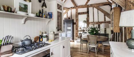 Een koelkast, een microgolfoven, een oven, een kookplaat