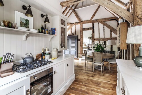 Romantic and very luxurious converted barn, private garden and stunning views