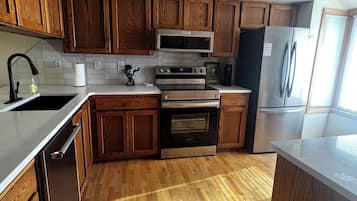 Frigorífico, microondas, horno y placa de cocina
