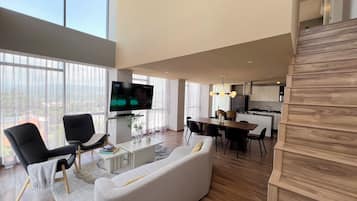 Apartamento superluxo, sacada, vista para a montanha | Área de estar | TV