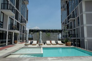 Outdoor pool - Luxury Condo Views of Festival del Globo (León)