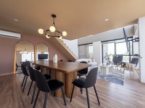 Departamento de lujo, balcón, vista a la montaña | Comedor