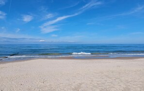 A wide sandy beach with gentle waves and a clear blue sky. - Stunning home in Mielenko with WiFi (Mielenko)