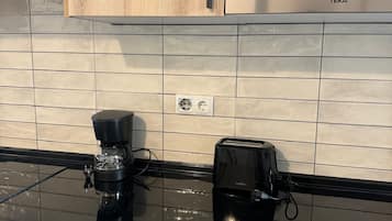 Réfrigérateur, micro-ondes, plaque de cuisson, cafetière/bouilloire