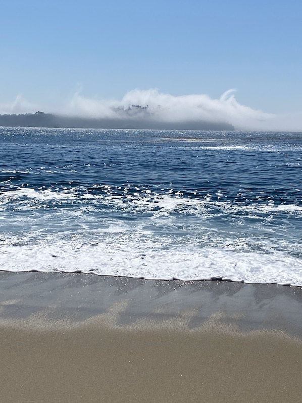 Beach towels - New Luxury Cottage Minutes To Beach & Town! (Carmel-by-the-Sea)