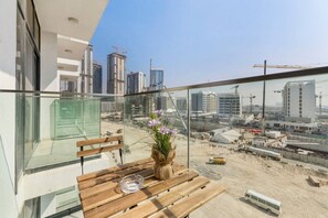 Outdoor dining - Serene Dubai Studio Abode (Dubai)