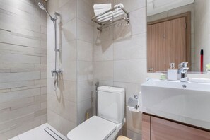 Hair dryer, towels - Serenity Royale Escape (Dubai)